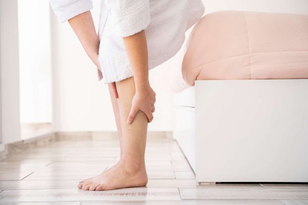 Awas! Ini Bahaya Jatuh di Kamar Mandi untuk Orang Tua jatuh di kamar mandi
