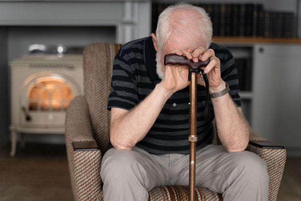 Kenali 10 Gejala Umum Demensia Alzheimer kesepian pada lansia