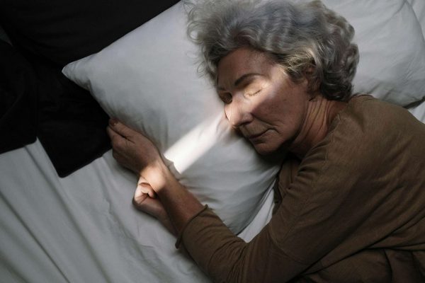 Lansia Tidur Terus? Ini Penyebab dan Cara Mengatasinya lansia tidur terus