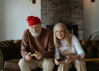 orang tua seperti anak kecil