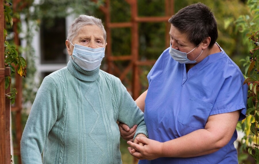 Perawat vs Caregiver