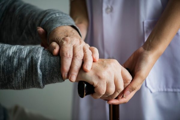 Peran dan Tanggung Jawab Caregiver: Mendukung Pasien dengan Sepenuh Hati Peran dan Tanggung Jawab Caregiver