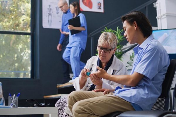 Tips Memilih Perawat Pasien Stroke yang Tepat untuk Keluarga tips memilih perawat stroke