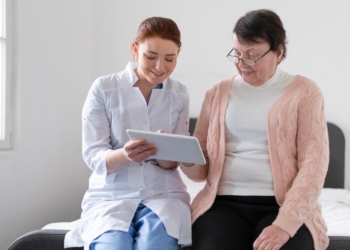 Biaya Perawat Live In vs Perawat Harian