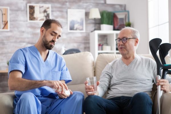 Mengapa Memilih Caregiver Laki-Laki? Berikut Manfaatnya! Mengapa Memilih Caregiver Laki-Laki