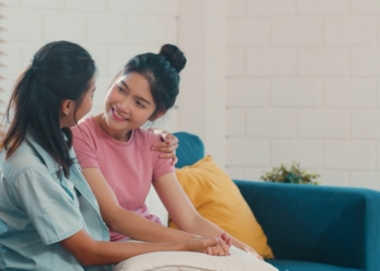 Perawat Live-in vs. Perawat Visit: Mana yang Lebih Cocok untuk Anda?