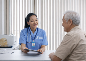 caregiver profesional untuk lansia di rumah