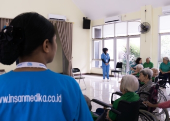 Berbagi Kasih di Hari Natal, Insan Medika Kunjungi Lansia di Panti Werdha Melania 