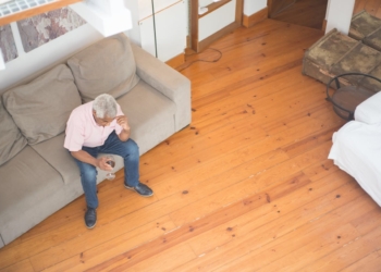 cara membantu lansia tetap aktif di rumah