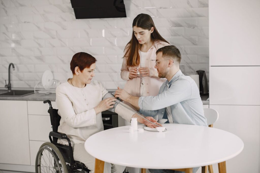 perbedaan perawat medis home care vs caregiver biasa